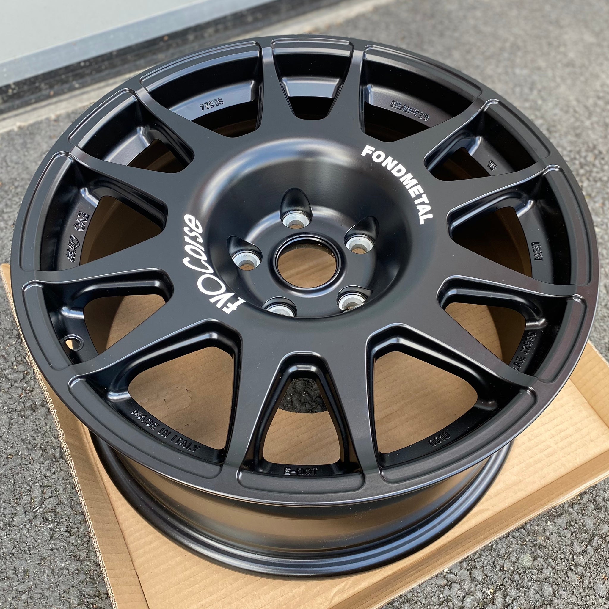 EVO Corse DakarZero Wheel Package for Land Rover Defender (2020+)EVO Corse DakarZero 18" Wheel Package for Land Rover Discovery 3 (2004+)